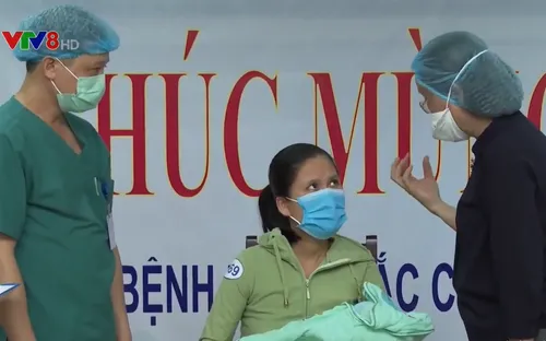 Đà Nẵng: Hai mẹ con sản phụ cùng 15 bệnh nhân COVID ra viện