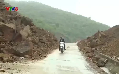 Đường hàng chục tỷ đồng chưa bàn giao đã xuống cấp tại Hà Tĩnh