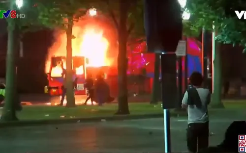 Bang Mỹ ban bố tình trạng khẩn cấp sau vụ cảnh sát bắn người da màu