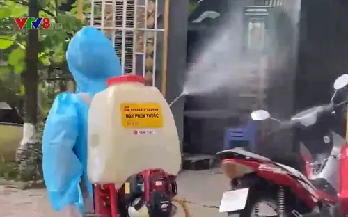 Đà Nẵng: Người dân vùng dịch chủ động phun thuốc tiêu độc khử trùng