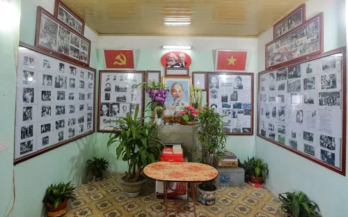 Lão nông dành nhiều năm sưu tập và lưu giữ hình ảnh Bác Hồ