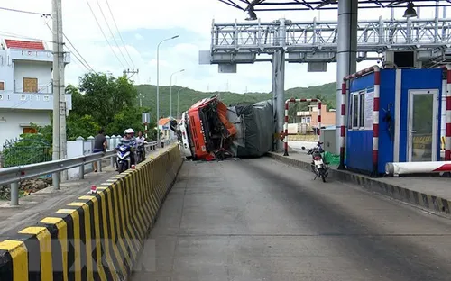 Xe tải lao vào trạm thu phí, nhiều người may mắn thoát chết