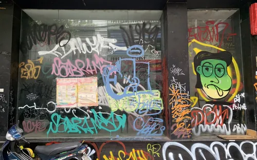 Đóng cửa phòng dịch COVID-19, hàng loạt cửa hàng trên phố bị vẽ bẩn