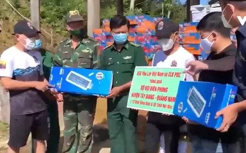 Tình nguyện viên chia sẻ với lực lượng chống dịch vùng biên