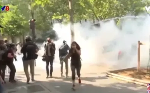 Cảnh sát Pháp giải tán biểu tình tại Paris