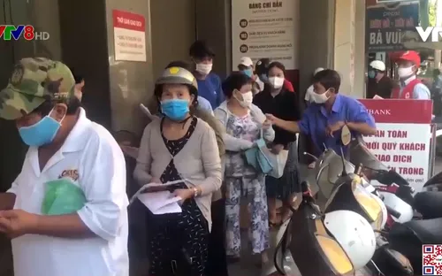 Hội Chữ thập đỏ Việt Nam tặng quà cho người dân bị thiệt hại do Covid-19