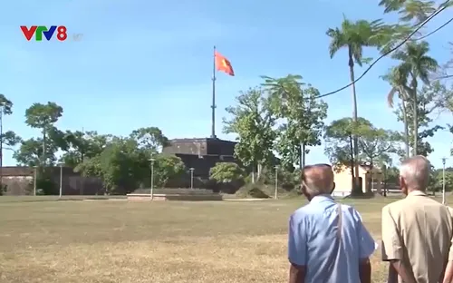 Người treo cờ trên Kỳ đài Huế năm 1945