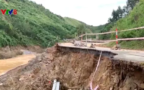 Sạt lở nghiêm trọng, chia cắt đường Hồ Chí Minh