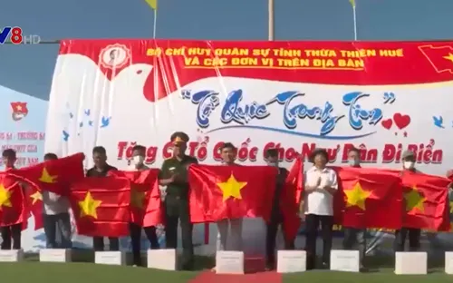 Bộ chỉ huy quân sự tỉnh Thừa Thiên - Huế tặng cờ tổ quốc cho ngư dân