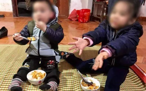 Xót xa hai cháu bé mồ côi bị bỏ rơi trên bờ đê sông Hồng