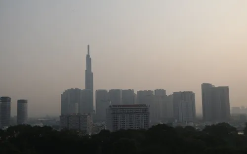 TP Hồ Chí Minh trở lạnh, nhiều người mặc áo ấm khi ra đường