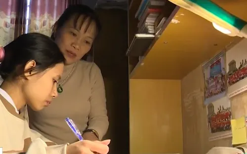 Người mẹ thứ hai của cô học trò giành giải Olympic quốc tế 2020