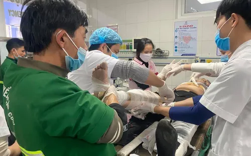 (Cập nhật) Vụ rơi thang thi công ở Nghệ An: 3 người tử vong, UBND tỉnh chỉ đạo dồn toàn lực cứu các công nhân bị thương