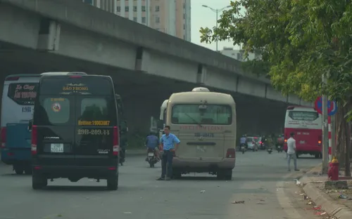 Xe khách vẫn chạy "rùa bò", dừng đỗ tùy tiện quanh bến xe Mỹ Đình