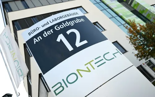 BioNTech cảnh báo tình trạng thiếu hụt nguồn cung vaccine phòng COVID-19