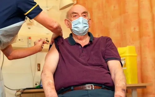 Anh tiếp tục là nước đầu tiên cho tiêm vaccine của AstraZeneca