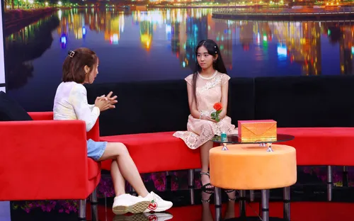 Cô bé 15 tuổi có đôi mắt buồn “mong mẹ dịu dàng, lắng nghe những điều con nói”