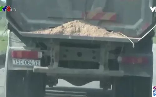 Thừa Thiên - Huế: Mất an toàn giao thông vì vật liệu xây dựng rơi vãi