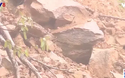 Sạt lở nghiêm trọng trên tuyến Quốc lộ 8A tại Hà Tĩnh