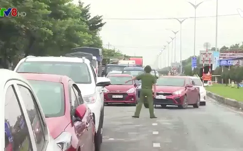 Tình trạng ùn ứ ở các chốt kiểm dịch ra vào Quảng Nam - Đà Nẵng
