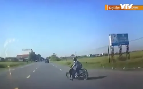 Xe máy quay đầu bất cẩn, tài xế ô tô đánh lái thoát hiểm trong gang tấc