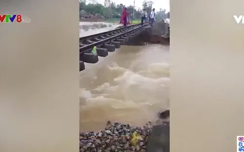 Khắc phục sạt lở trên tuyến đường sắt Bắc - Nam đoạn qua Quảng Nam và Quảng Ngãi