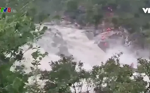 Gia Lai: Giải cứu 3 người dân bị mắc kẹt trên sông