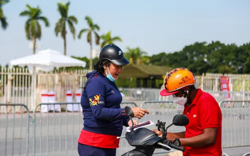 Giảm giá kịch sàn, dân "phe vé" Mỹ Đình vẫn ế khách ngay trước trận của ĐT Việt Nam