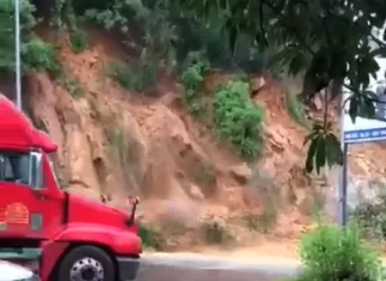 Mưa lớn gây sạt lở, ngập lụt ở Bình Định