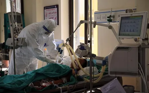 Gần 5.600 bệnh nhân COVID-19 nặng đang điều trị; tăng cường giám sát các trường hợp nhập cảnh