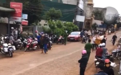 Khiêng quan tài đến nhà con nợ đòi tiền