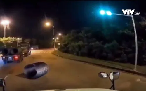 Thót tim nhìn cả cuộn sắt lăn từ thùng xe xuống đường