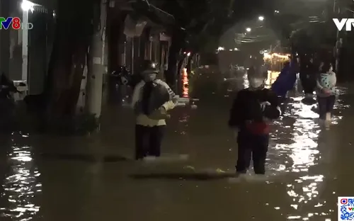 Phú Yên: Trắng đêm cứu người chạy lũ