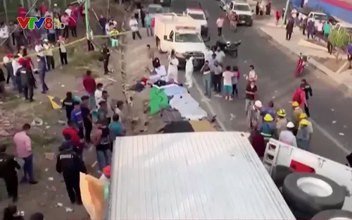 Xe tải đâm vào cầu đi bộ làm gần 110 người thương vong