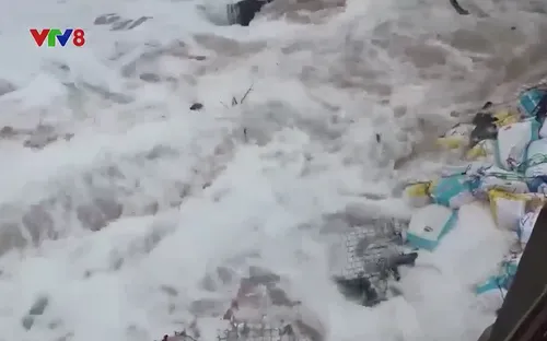 Sóng lớn áp sát các ngôi làng ven biển Phú Yên