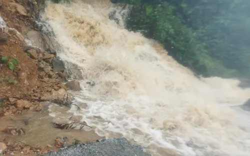 Quảng Nam: Khắc phục các tuyến giao thông hư hỏng, đưa gần 1.000 người đến nơi an toàn