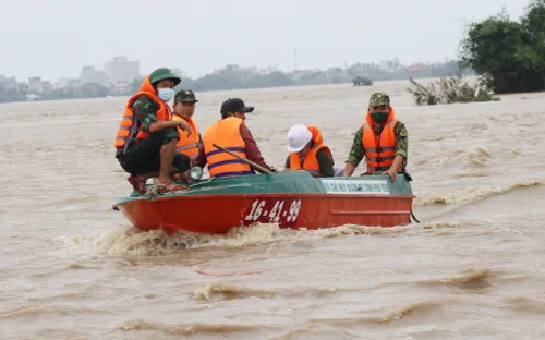 Quảng Nam: 2 người bơi qua sông bị nước lũ cuốn trôi mất tích