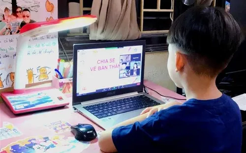 Học sinh tiểu học Hà Nội ôn tập cho kiểm tra trực tuyến