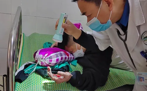 Vừa dùng điện thoại vừa sạc pin, nam sinh dập nát bàn tay