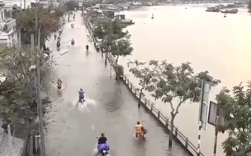 Triều cường đạt đỉnh gây ngập nhiều tuyến đường ở TP Hồ Chí Minh