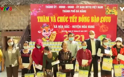 Tặng quà Tết cho đồng bào dân tộc thiểu số