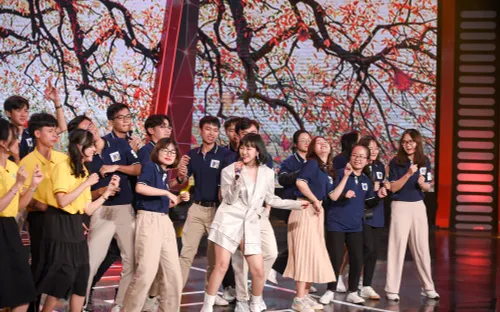 Ca sĩ Đinh Hương khuấy động SV 2020