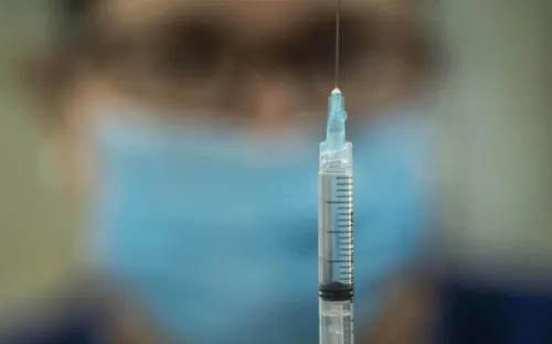 Chile: Điều tra 2 bác sĩ tiêm vaccine của chó cho người