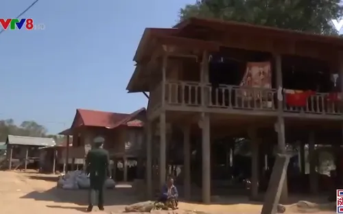 Chiến sĩ biên phòng làm công tác dân vận trên biên giới Quảng Trị