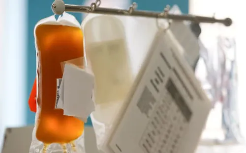 Mỹ ngừng thử nghiệm truyền huyết tương trong chữa trị COVID-19