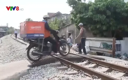 Người dân còn thiếu ý thức khi băng ngang qua đường sắt