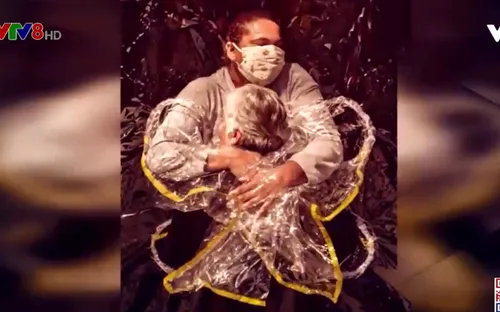 Chiếc ôm giữa đại dịch đoạt giải “Ảnh Báo chí Thế giới”