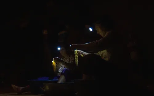 Không điện, người dân sạc điện thoại bằng tuabin nước, tivi lúc được lúc không