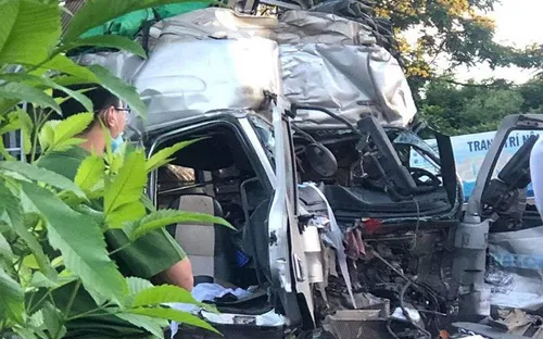 Xe tải tông 5 ô tô đang dừng đèn đỏ