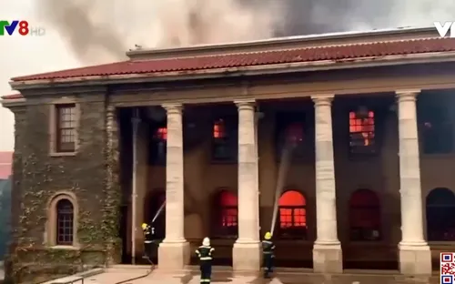 Cháy rừng thiêu rụi thư viện cổ Đại học Cape Town, Nam Phi